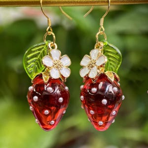 Aardbeienoorbellen Fruitvoedsel oorbellen Schattig hangoorbellen Handgemaakte sieraden Hars Bes Verjaardag Kerst oorbellen Cadeaus voor haar