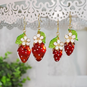 Boucles d'oreilles fraises Boucles d'oreilles fruits mignons Boucles d'oreilles pendantes et pendantes Bijoux faits main Résine Baies Anniversaire Noël Boucles d'oreilles Cadeaux pour elle