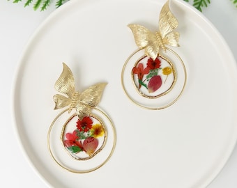 Real Flower Dangle Earrings Dried Flower Drop Earrings Gold Butterfly Boho Earrings Bridal Jewelry Botanical Earrings Handmade Gift For Her
