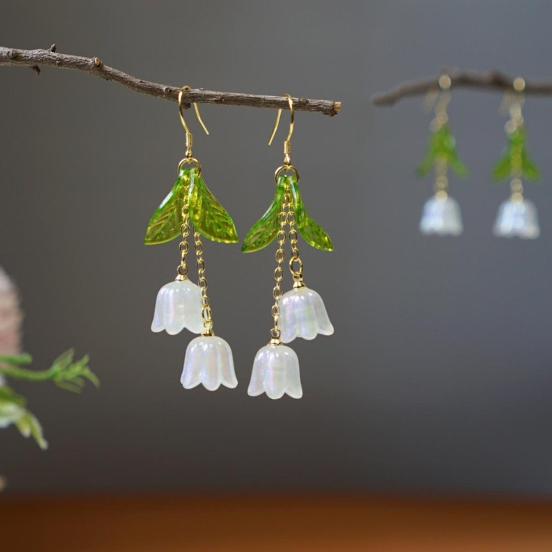 Pendientes de lirio del valle Pendientes colgantes de flores de hadas blancas Pendientes de boda de orquídeas de campana Joyería nupcial pendientes de dama de honor regalo de cumpleaños imagen 1