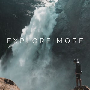 Peut inclure: Une personne debout sur un rocher pr&egrave;s d'une grande cascade avec le texte "EXPLORE MORE" au premier plan.
