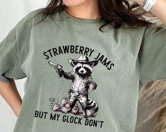 Marmellata di fragole ma la mia Glock no Divertente maglietta con procione, meme divertente Comfort Colors® T-shirt meme idea regalo migliore amico fidanzato amici stranamente specifici