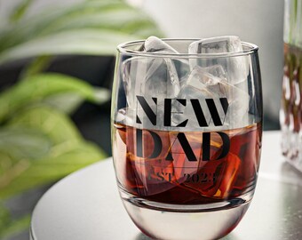 Dad Hergestellt 2023 Anpassen Whiskyglas - New Dad Whisky Glass, First Time Dad - Geschenk für Dad, Dad Gifts, Rocks Glass est.2023