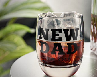 New Dad est. 2023 Anpassen Whiskyglas - New Dad Whiskyglas, First Time Dad - Geschenk für Dad, Dad Gifts, Rocks Glass
