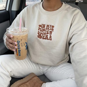 Camiseta com estampa de abóbora e especiarias, moletom de outono, suéter de outono, blusa de moletom bordada estilo outono, presentes para amantes de café, presente de roupa feminina