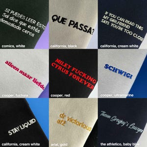 Pode incluir: Uma grade de nove amostras de tecido com v&aacute;rios designs de texto bordado. As cores incluem tecido preto, creme, branco e cinza com bordados em fios de cores branca, preta, creme, f&uacute;csia, vermelha, azul, dourada e azul clara.