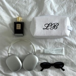 Borsa per il trucco personalizzata con iniziali: borsa per cosmetici moderna e minimalista, pochette estetica per articoli da toeletta a nido d'ape, regalo per damigelle d'onore, borsa per la sposa