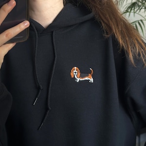 Sweat-shirt, sweat-shirt à capuche et t-shirt brodés personnalisés avec motif Basset Hound, cadeau personnalisé pour chien, broderie minimaliste pour les amoureux des chiens