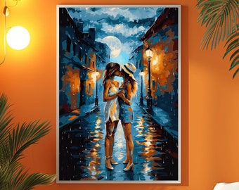 Kunstdruck „Summer Drizzle, First Kiss“ – Eine lesbische Liebesgeschichte auf dem von Lampen beleuchteten Kopfsteinpflaster an einem regnerischen europäischen Abend bei Vollmond