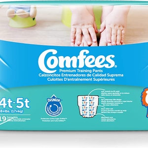 Op de afbeelding: Een verpakking Comfees Premium Training Pants voor kinderen van 4-5 jaar oud. De verpakking is blauw en groen met een afbeelding van een leeuw en kinderhanden. De verpakking vermeldt "DriNite Leak Protection" en "38+ lbs. (17+ kg)".