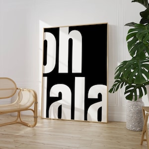 Könnte beinhalten: Schwarz-weißes Typografie-Kunstdruck mit dem Text "Oh la la" in einer fetten, modernen Schrift.