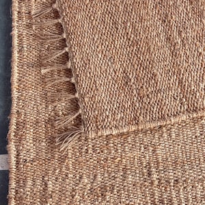 Handgjord matta i naturlig hampajute - miljövänlig geometrisk design, bohemisk lantlig inredning, anpassad storlek tillgänglig vävd matta texturerad matta