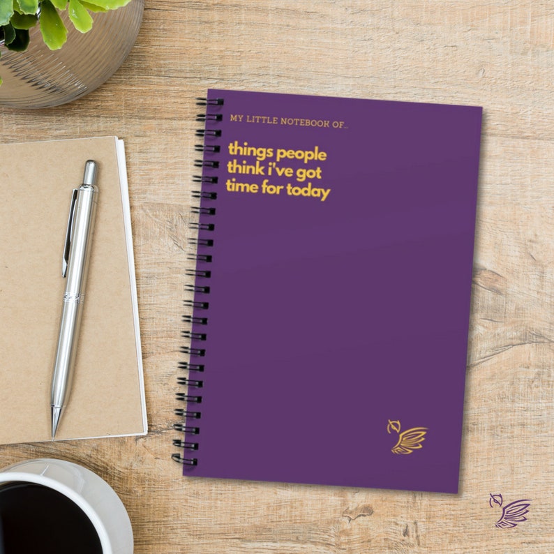 K&ouml;nnte beinhalten: Lilafarbener Spiralblock mit dem Text "MY LITTLE NOTEBOOK OF... things people think I've got time for today" in gelber Schrift.