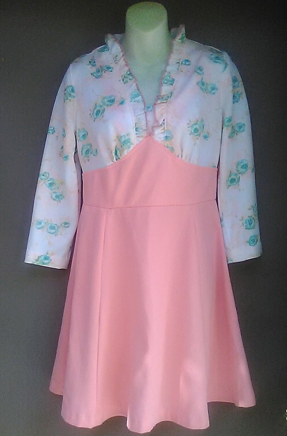 Vintage 1970's Ladies Peach and Floral Dress