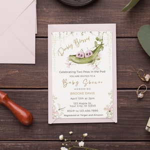 Modèle d&#39;invitation de baby shower pour filles jumelles baby shower de jumeaux filles : deux petits pois dans une cosse, baby shower de petits pois en cosse de pois, invitation à une baby shower Evite
