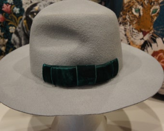 Grey  felt hat with bandage in green velvet