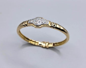 Bangle bracelet in gold and diamonds