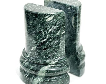 Antyczne zielone marmurowe podpórki do książek, neoklasycystyczne kolumny, lity rzeźbiony kamień