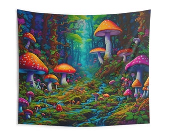 Könnte beinhalten: Eine psychedelische Wandbehänge mit einer farbenfrohen Waldszene, durch die ein Bach fließt. Der Wald ist gefüllt mit leuchtenden roten, orangefarbenen, gelben, rosa und violetten Pilzen.