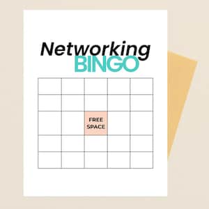 K&ouml;nnte beinhalten: Eine wei&szlig;e Karte mit dem Titel "Networking BINGO" in Schwarz und T&uuml;rkis. Das BINGO-Raster hat ein Feld "FREE SPACE". Ein goldener Umschlag ist teilweise im Hintergrund zu sehen.