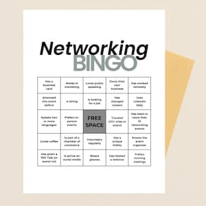 K&ouml;nnte beinhalten: Eine wei&szlig;e Networking-Bingo-Karte mit schwarzem Text und einem goldenen Umschlag. Die Bingo-Karte enth&auml;lt S&auml;tze wie "Liebt Kaffee", "Spricht zwei oder mehr Sprachen" und "Hat eine Visitenkarte".