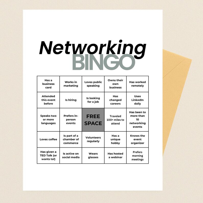 K&ouml;nnte beinhalten: Eine wei&szlig;e Networking-Bingo-Karte mit schwarzem Text und einem goldenen Umschlag. Die Bingo-Karte enth&auml;lt S&auml;tze wie "Liebt Kaffee", "Spricht zwei oder mehr Sprachen" und "Hat eine Visitenkarte".