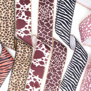 Peut inclure: Collection de rubans d&eacute;coratifs avec divers motifs animaliers, notamment z&egrave;bre, l&eacute;opard, vache et girafe. Les rubans ont des bords festonn&eacute;s et sont dans des tons de rose, marron, noir et blanc.