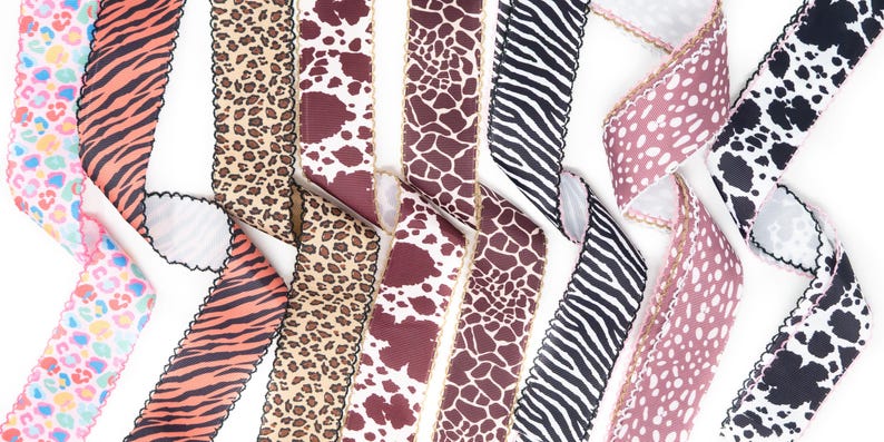 Peut inclure: Collection de rubans d&eacute;coratifs avec divers motifs animaliers, notamment z&egrave;bre, l&eacute;opard, vache et girafe. Les rubans ont des bords festonn&eacute;s et sont dans des tons de rose, marron, noir et blanc.