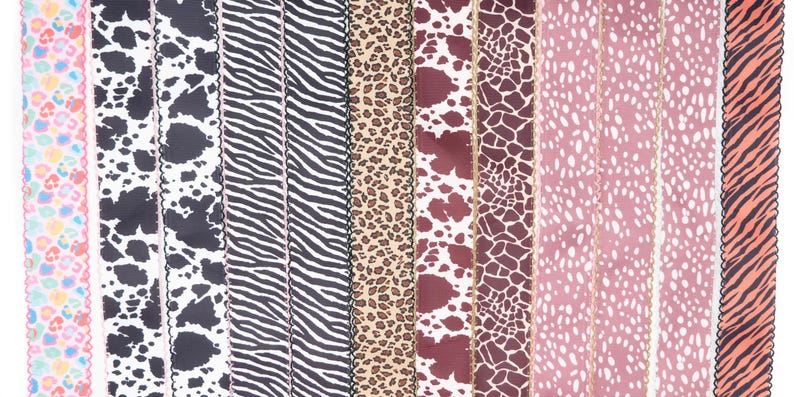 Peut inclure: Une collection de rubans &agrave; motifs vari&eacute;s, notamment des imprim&eacute;s animaliers comme le z&egrave;bre, le l&eacute;opard et la peau de vache. D'autres motifs incluent un motif rose et blanc &agrave; pois et un motif c&oelig;ur rose et jaune. Les rubans ont des bords festonn&eacute;s.