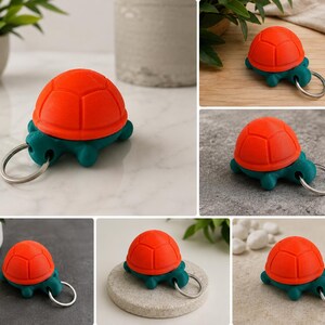 以下が含まれることがあります： 鮮やかなオレンジ色の甲羅とティール色の体を持つ、カメの形をしたキーホルダー。キーホルダーには、鍵を取り付けるためのシルバーの金属リングが付いています。カメのデザインは、楽しくてユニークなアクセサリーです。