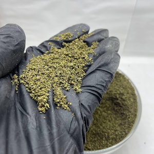 Könnte beinhalten: Ein Set aus drei Keramikbechern mit gesprenkelter, matter Oberfläche. Die Becher sind in den Farbtönen Creme, Hellgrau und Dunkelgrau gehalten. Jeder Becher hat ein schlichtes, minimalistisches Design und einen abgerundeten Henkel.