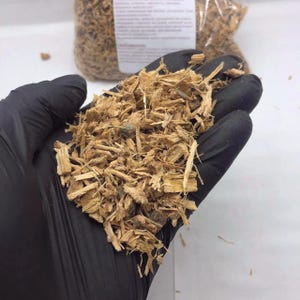 Puede incluir: Un juego de tres tazas de cerámica con un acabado mate moteado. Las tazas son de color crema, gris claro y gris oscuro. Cada taza tiene un diseño simple y minimalista y un asa redondeada.