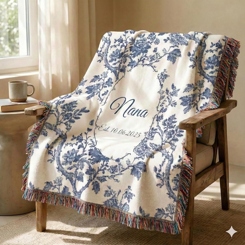 Personalized Grandma Blanket, Throw Blanket for Nana, Woven Blanket for Mimi, Custom Blanket, Blue Toile Name Blanket, Established Date zdjęcie 1