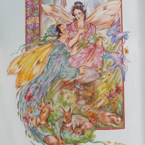 Puede incluir: Una colorida ilustraci&oacute;n representa dos figuras aladas en un jard&iacute;n. Una figura viste un atuendo verde y dorado, mientras que la otra est&aacute; de rosa. Mariposas y p&aacute;jaros azules los rodean, con varios conejos marrones en primer plano.