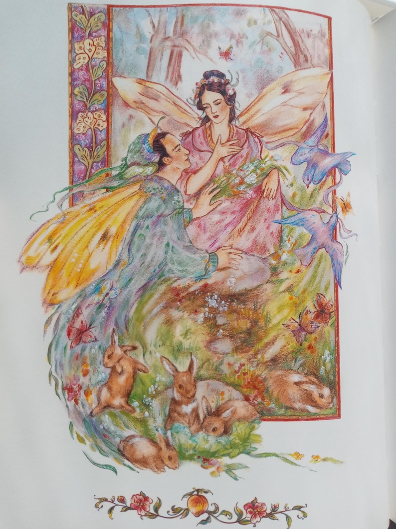 Puede incluir: Una colorida ilustraci&oacute;n representa dos figuras aladas en un jard&iacute;n. Una figura viste un atuendo verde y dorado, mientras que la otra est&aacute; de rosa. Mariposas y p&aacute;jaros azules los rodean, con varios conejos marrones en primer plano.