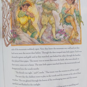 Puede incluir: Ilustraci&oacute;n de un libro infantil que muestra a tres figuras tocando la flauta. Visten trajes verdes y dorados, con sombreros y detalles de hojas. La obra de arte tiene un tema de cuento de hadas.