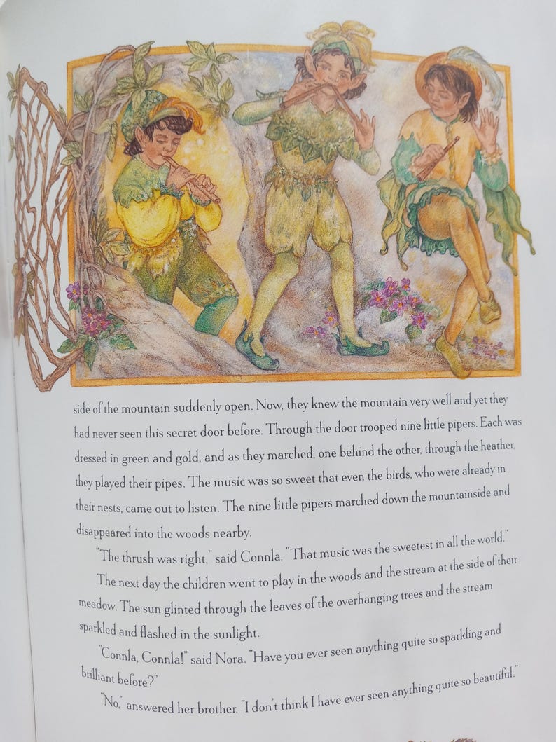 Puede incluir: Ilustraci&oacute;n de un libro infantil que muestra a tres figuras tocando la flauta. Visten trajes verdes y dorados, con sombreros y detalles de hojas. La obra de arte tiene un tema de cuento de hadas.