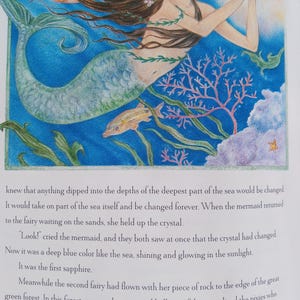 Puede incluir: Ilustraci&oacute;n colorida de una sirena sosteniendo un cristal azul bajo el agua. La sirena tiene cabello largo casta&ntilde;o y una cola verde. La escena incluye peces, corales y plantas acu&aacute;ticas, todo en colores vibrantes.