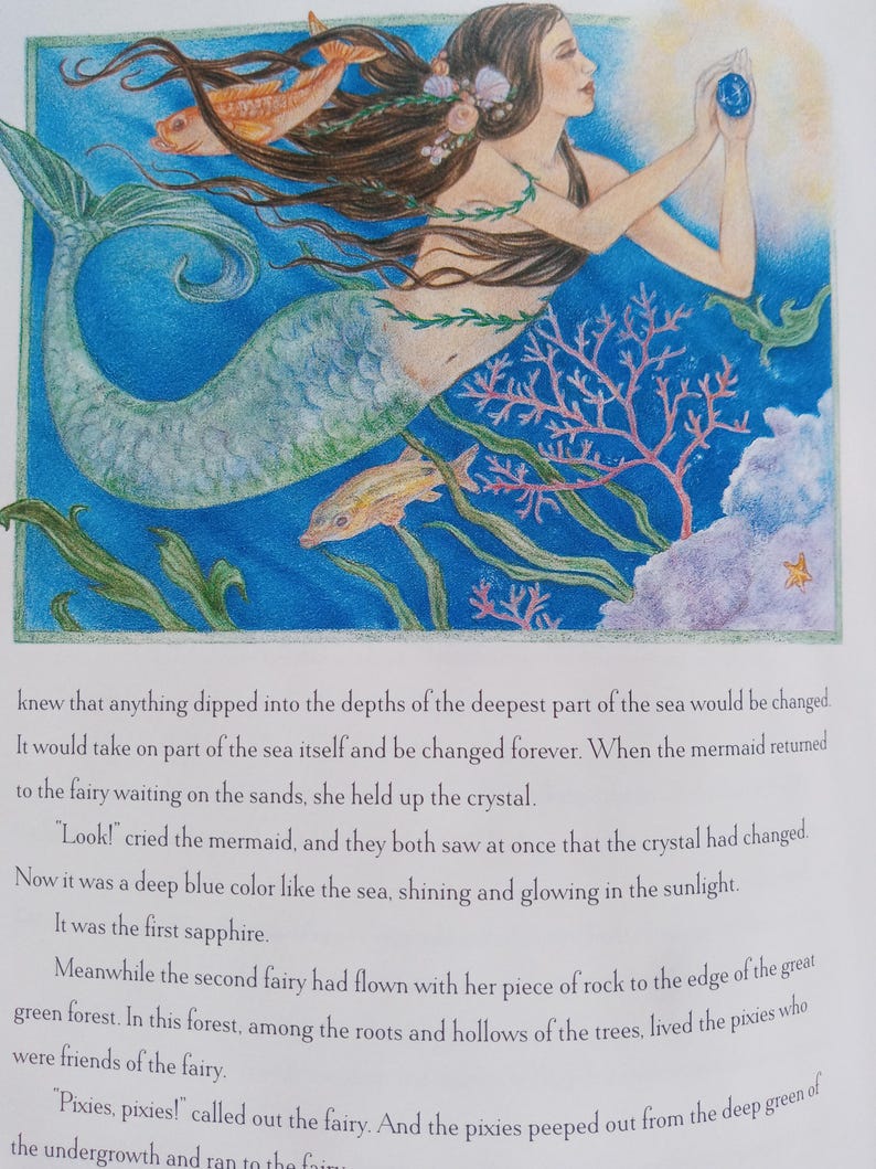 Puede incluir: Ilustraci&oacute;n colorida de una sirena sosteniendo un cristal azul bajo el agua. La sirena tiene cabello largo casta&ntilde;o y una cola verde. La escena incluye peces, corales y plantas acu&aacute;ticas, todo en colores vibrantes.