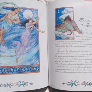 Puede incluir: Ilustraci&oacute;n en un libro abierto, que representa dos figuras con t&uacute;nicas fluidas sobre un fondo azul y blanco. La p&aacute;gina opuesta muestra una ilustraci&oacute;n de un p&aacute;jaro con el texto "The Mountain of the Moon".