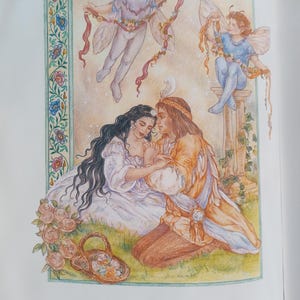 Puede incluir: Una colorida ilustraci&oacute;n representa una escena rom&aacute;ntica con una pareja arrodillada sobre la hierba, rodeada de hadas y flores. La mujer viste un vestido blanco y el hombre un atuendo naranja y marr&oacute;n. Dos hadas flotan arriba, sosteniendo cintas. Una cesta de flores est&aacute; cerca.
