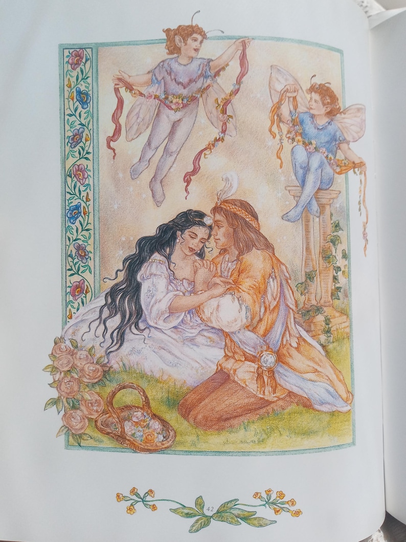 Puede incluir: Una colorida ilustraci&oacute;n representa una escena rom&aacute;ntica con una pareja arrodillada sobre la hierba, rodeada de hadas y flores. La mujer viste un vestido blanco y el hombre un atuendo naranja y marr&oacute;n. Dos hadas flotan arriba, sosteniendo cintas. Una cesta de flores est&aacute; cerca.