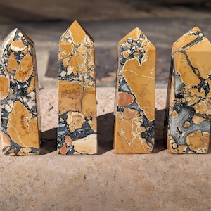 Puede incluir: Cuatro puntas de cristal con patrones amarillos, negros y blancos. Las puntas están pulidas y tienen un acabado liso y brillante.