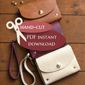 Könnte beinhalten: Drei kleine Taschen mit Handschlaufen in Hellbraun, Violett und Creme. Jede Tasche hat eine abgerundete Klappe, einen zentralen Metalldruckknopf und zwei kleine Metallnieten. Textaufdruck HAND-CUT PDF INSTANT DOWNLOAD mit Scherensymbol.