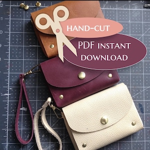 Puede incluir: Tres pequeñas carteras de cuero en marrón, burdeos y crema, cada una con una correa de muñeca y un cierre de botón a presión. La imagen incluye el texto "HAND-CUT" y "PDF INSTANT DOWNLOAD".
