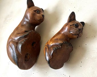 TWO HOLZKATZEN - Regal hängend, Antike Katzen.