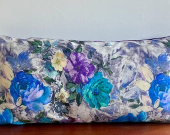 Funda de cojín cilíndrica de algodón vintage de Prestige Textiles.
