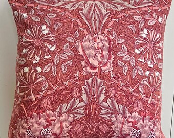 Funda de cojín en estampado vintage "Honeysuckle" diseñada por Morris & Co.