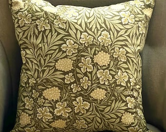 Funda de cojín en estampado "Vine" diseñada por Morris & Co.