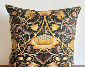 Funda de cojín en color “Lodden”, diseñada por Morris & Co.